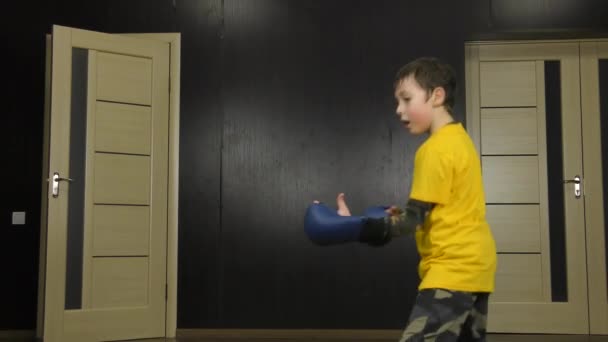 Una Camiseta Amarilla Con Almohadillas Azules Los Brazos Atleta Entrena — Vídeo de stock