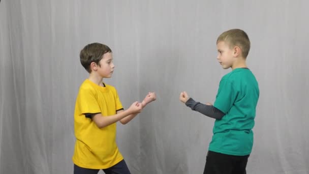 Dva Sportovci Pestrobarevných Tričkách Dělají Párová Cvičení Lehkém Pozadí — Stock video