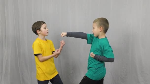 Dois Atletas Camisetas Multicoloridas Realizam Exercícios Emparelhados Fundo Leve — Vídeo de Stock