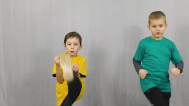 Два Спортсмена Разноцветных Футболках Пинают Ногами Светлом Фоне — стоковое видео