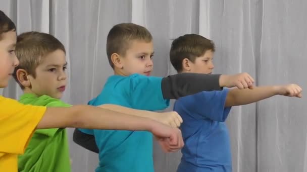 Pequeños Atletas Con Camisetas Multicolores Realizan Golpes Sobre Fondo Claro — Vídeo de stock