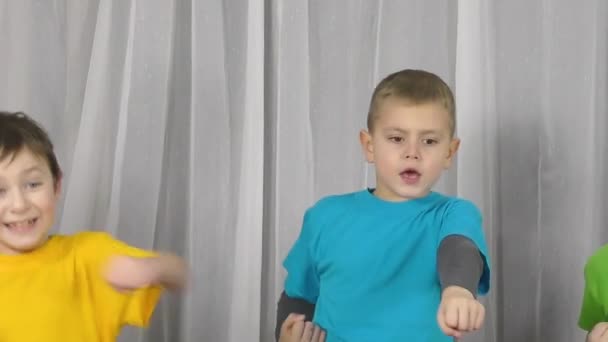 Kleine Atleten Veelkleurige Shirts Oefenen Stoten Een Lichte Achtergrond — Stockvideo