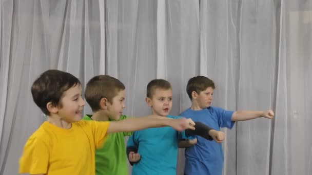 Ένα Ελαφρύ Φόντο Πολύχρωμα Μπλουζάκια Μικροί Αθλητές Κάνουν Γροθιές — Αρχείο Βίντεο