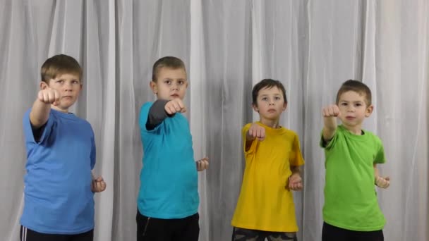 Een Lichte Achtergrond Multi Gekleurde Shirts Kleine Atleten Hit Stoten — Stockvideo
