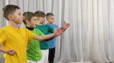 Hafif bir arka planda, dört sporcu duruş değişikliğiyle yumruk atıyor.
