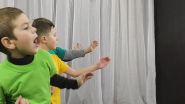 Hafif bir arka planda, dört aktif atlet duruş değişikliğiyle yumrukları eğitiyorlar.