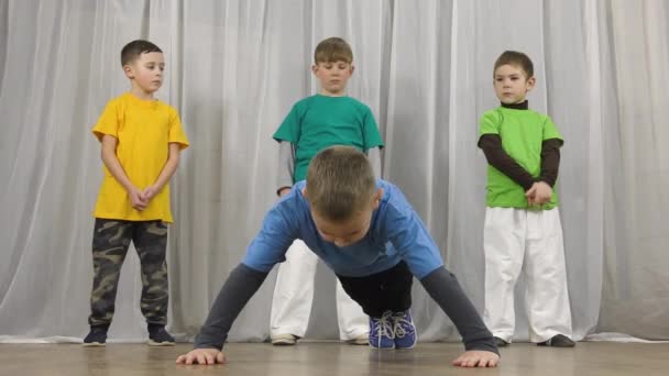 Atleet Een Blauw Shirt Die Push Ups Doet Vanaf Vloer — Stockvideo