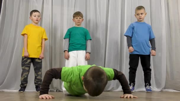 Atleta Uma Camiseta Verde Treina Flexões Chão — Vídeo de Stock