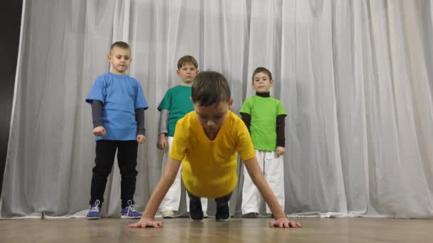 Athlete Yellow Shirt Pushing Floor — Wideo stockowe