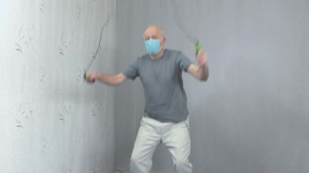 Alter Mann Sportkleidung Führt Seilspringen Mit Medizinischer Maske Vor — Stockvideo