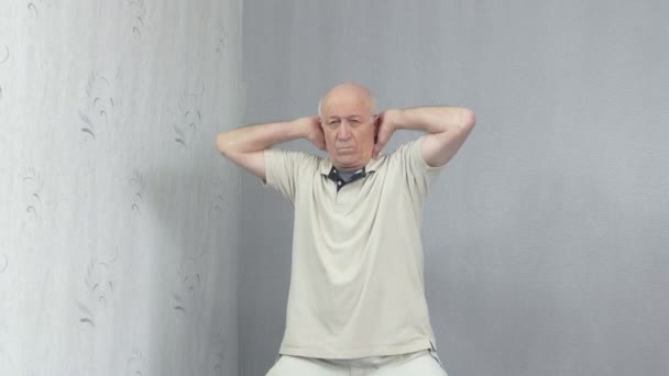 Starý Muž Sportovním Oblečení Provádí Cvičení Posílení Zad — Stock video