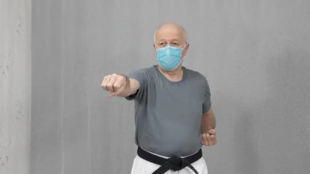 Einer Medizinischen Maske Mit Schwarzem Gürtel Macht Ein Alter Männlicher — Stockvideo