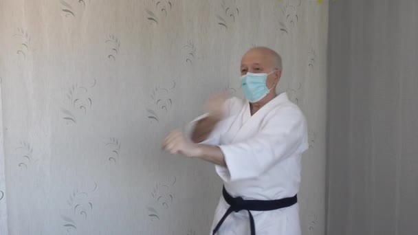 Viejo Deportista Con Máscara Médica Katategi Blanco Entrena Bloques Con — Vídeo de stock