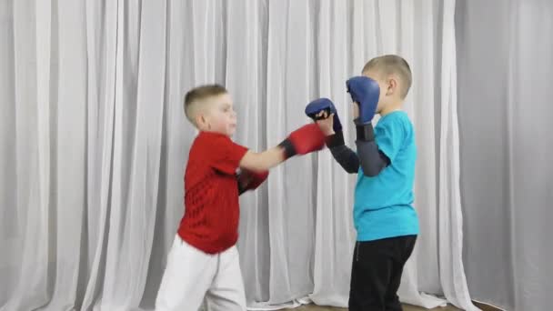 Két Sportoló Többszínű Pólóban Piros Kék Párnákkal Karjukon Gyakorló Gyakorlatok — Stock videók