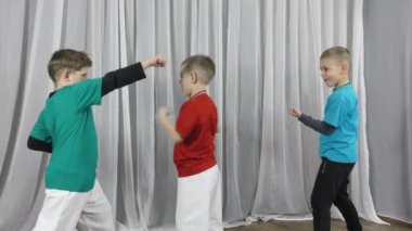 Çok renkli tişörtlü üç sporcu çift egzersizi yapıyor.