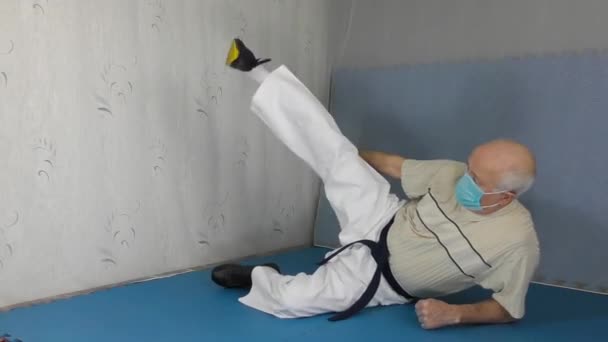 Человек Черным Поясом Медицинской Маской Тренирует Ноги — стоковое видео