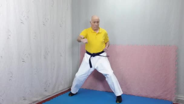 Old Male Athlete Yellow Shirt Trains Formal Exercises — Stock Video