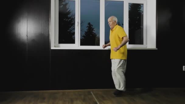 Velho Atleta Executa Movimento Rack Pela Janela — Vídeo de Stock