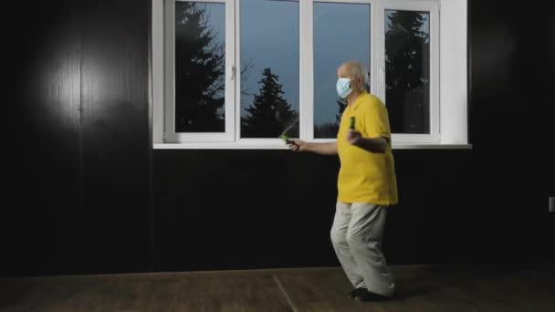 Medizinischer Maske Springt Ein Alter Mann Fenster — Stockvideo