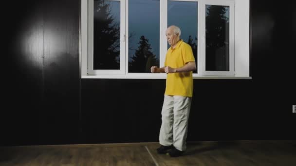 Starý Muž Atlet Trénuje Pohyb Racku Okna — Stock video