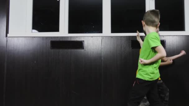 Зелено Жовтій Футболці Два Спортсмени Практикують Пару Вправ Біля Вікна — стокове відео