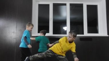 Üç sporcu yumruk ve bacak çırpma pratiği yapıyor.