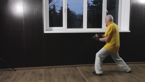 Oude Man Atleet Met Zwarte Pads Zijn Armen Voert Een — Stockvideo