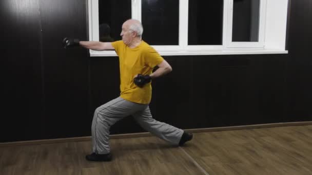 Oude Man Atleet Met Zwarte Pads Zijn Armen Traint Twee — Stockvideo