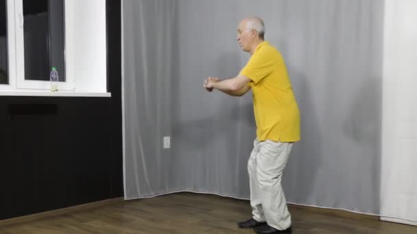 Старик Спортсмен Делает Ноги Поднимает Согнутые Руки Пинает — стоковое видео