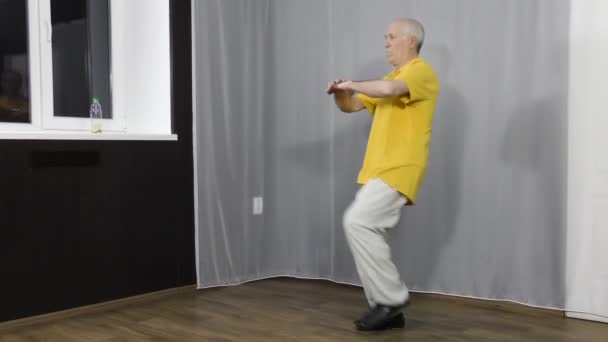 Старик Спортсмен Тренируется Поднимая Ноги Согнутым Рукам — стоковое видео