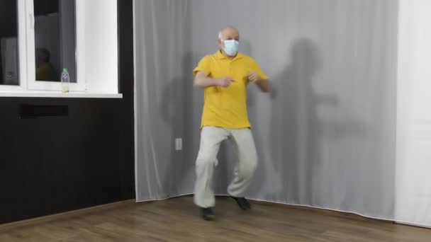 Vieux Athlète Masculin Dans Masque Médical Entraîne Squats Coups Poing — Video