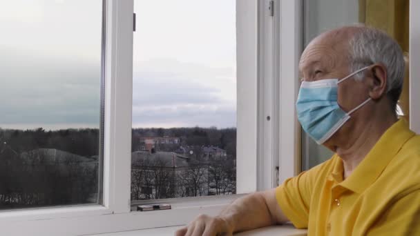 Yaşlı Adam Pencereden Dışarı Bakar Akşam Şehrine — Stok video