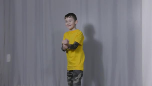 Kleine Atleet Een Geel Shirt Doet Een Sprong Met Hand — Stockvideo