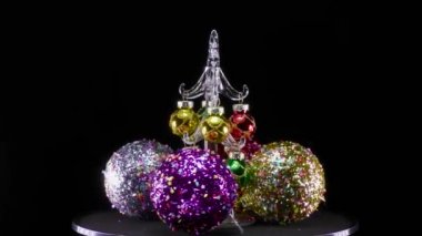 Noel kompozisyonu köknar ağacı ve oyuncaklar hareket halinde