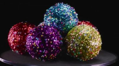 Yeni Yıl kompozisyonu Çok renkli Yeni Yıl oyuncakları