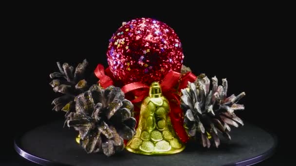圣诞树圆锥和铃铛环绕的圣诞舞会 — 图库视频影像