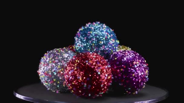 Kolorowe Kulki Świąteczne Powoli Wirują Stojaku — Wideo stockowe