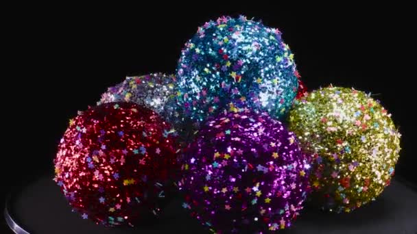 Mooie Multi Gekleurde Kerstballen Langzaam Draaien Een Stand — Stockvideo