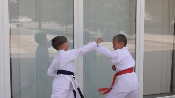 男孩运动员在窗前进行拳打脚踢和防守 — 图库视频影像