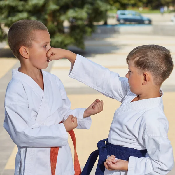 Sporcular Açık Havada Yumruk Savunma Teknikleri Uyguluyorlar — Stok fotoğraf