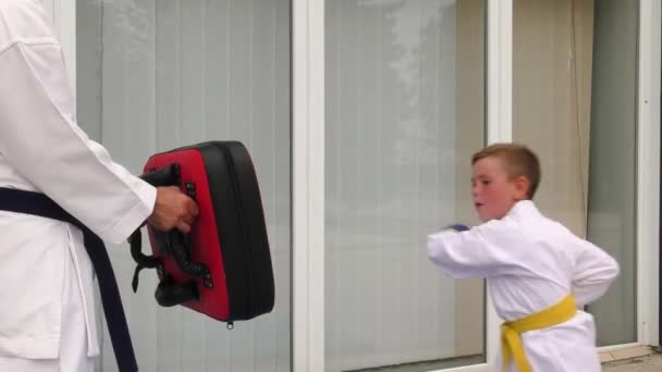 Мальчик Тренирует Руку Тренажере Движении — стоковое видео