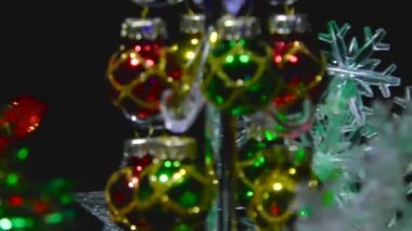 Yeni yıl video kartı. Kar taneleri ve çanlar arasındaki küçük Noel ağacı. Yakın plan.