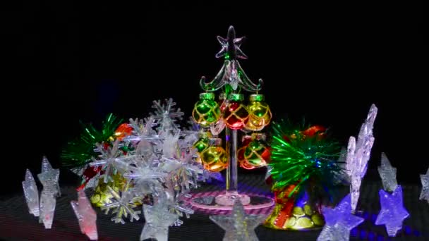 新年录像卡上有一棵小小的圣诞树 树上挂满了雪花 铃铛和闪烁的星星 — 图库视频影像