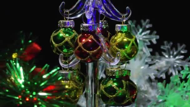 Yeni Yıl Video Kartı Kar Taneleri Arasında Küçük Noel Ağacı — Stok video