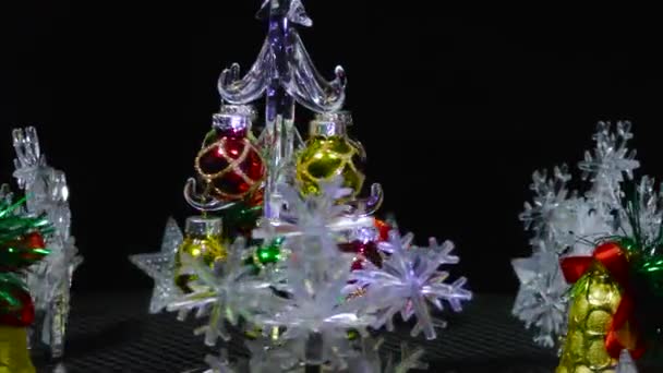 雪の結晶 鐘やズーム効果を持つ星の間で少しクリスマスツリーの新年のビデオカード — ストック動画