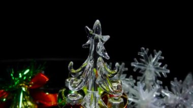 Yeni yıl video kartı hareket halinde. Etrafı kar taneleri ve balolarla çevrili. Küçük bir Noel ağacı.