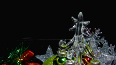Yeni yıl video kartı kartaneleri ve toplarla çevrili küçük noel ağacı