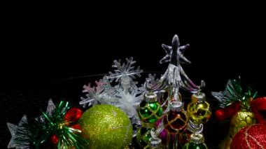 Kar taneleri ve toplarla çevrili bir zoom ile hareket halindeki bir video kartpostalı küçük bir Noel ağacı