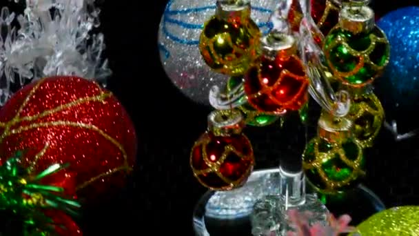 Videopostkarte Umgeben Von Schneeflocken Und Kugeln Ein Kleiner Weihnachtsbaum Anflug — Stockvideo