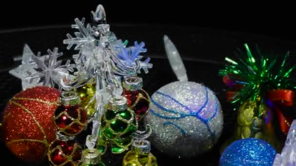 明信片的四周挂满了雪花 铃铛和球 一棵小小的圣诞树在飞舞 它正在靠近 — 图库视频影像
